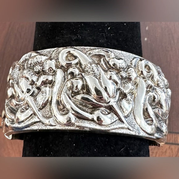 Vintage Silver Tone Embossed Hinged Bangle Bracelet 1.25” W, Fits Max 7.5 Wrist - Picture 2 of 4